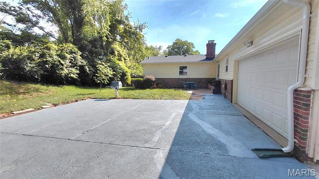 874 Hollyridge Drive, Ballwin, MO 63011