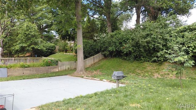 874 Hollyridge Drive, Ballwin, MO 63011