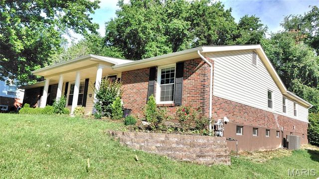 874 Hollyridge Drive, Ballwin, MO 63011