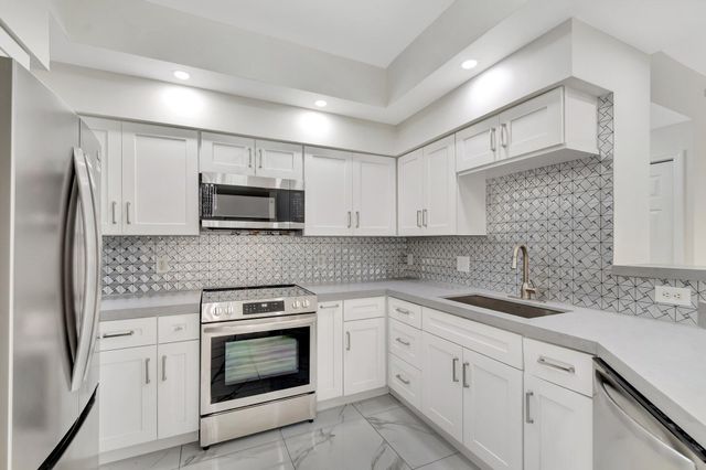802 W WINDWARD Way 316, Lantana, FL 33462