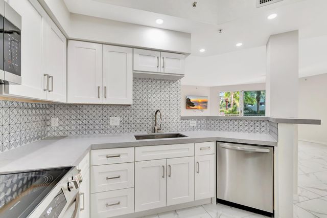 802 W WINDWARD Way 316, Lantana, FL 33462