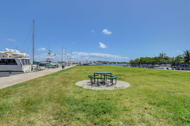 802 W WINDWARD Way 316, Lantana, FL 33462