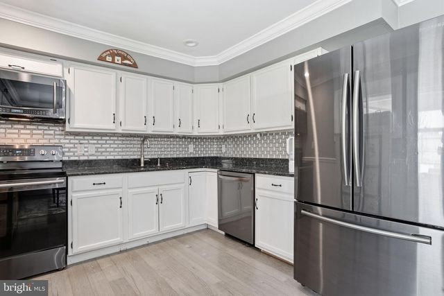 1 LARKSPUR RD, Levittown, PA 19056