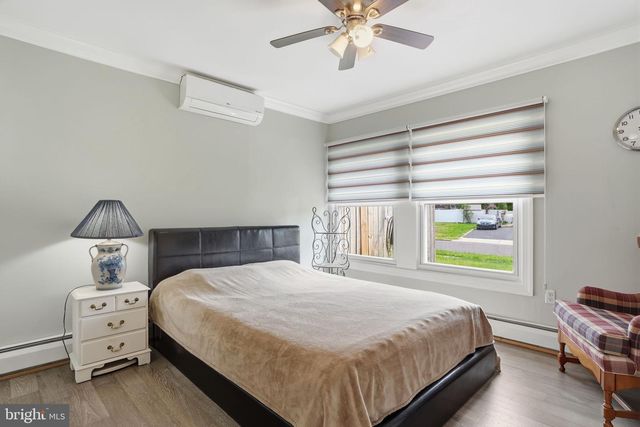 1 LARKSPUR RD, Levittown, PA 19056