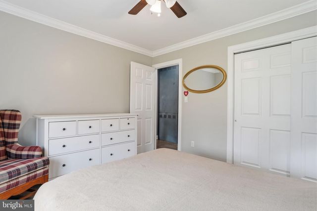 1 LARKSPUR RD, Levittown, PA 19056