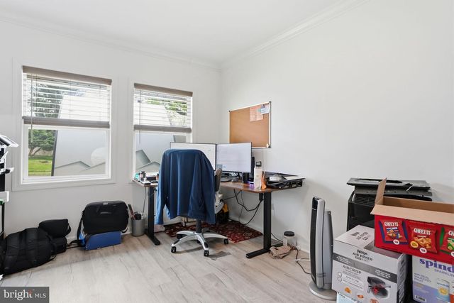 1 LARKSPUR RD, Levittown, PA 19056