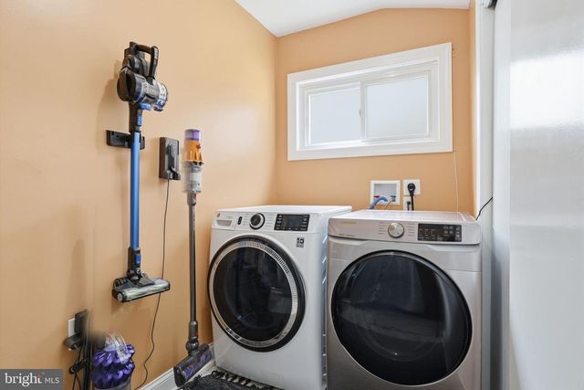 1 LARKSPUR RD, Levittown, PA 19056