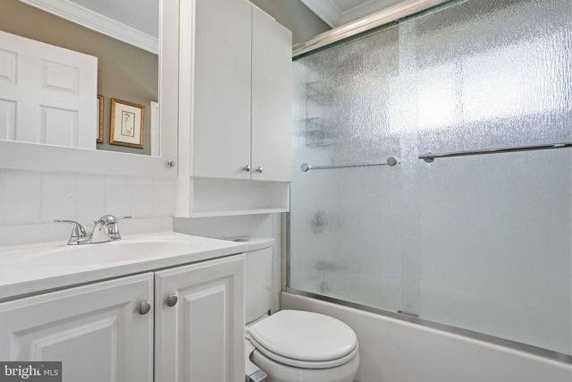 1 LARKSPUR RD, Levittown, PA 19056