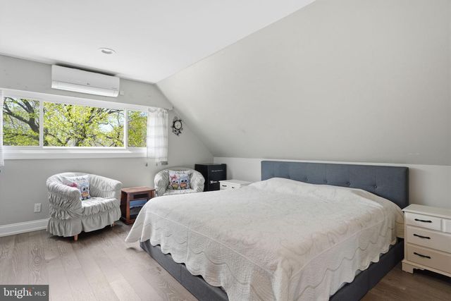 1 LARKSPUR RD, Levittown, PA 19056