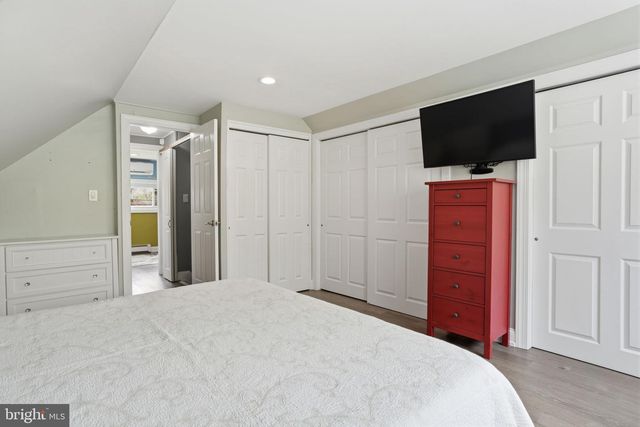 1 LARKSPUR RD, Levittown, PA 19056