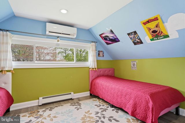 1 LARKSPUR RD, Levittown, PA 19056