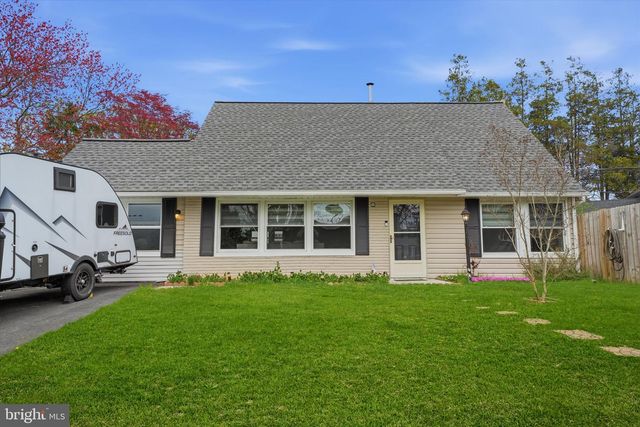 1 LARKSPUR RD, Levittown, PA 19056