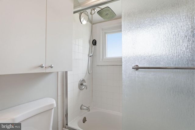 1 LARKSPUR RD, Levittown, PA 19056