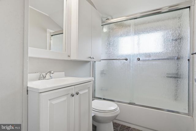 1 LARKSPUR RD, Levittown, PA 19056