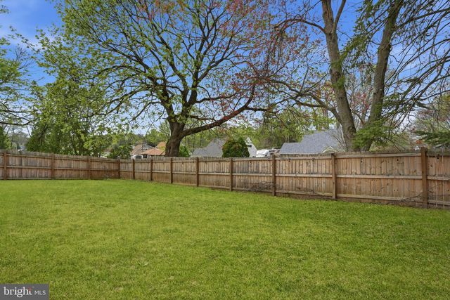 1 LARKSPUR RD, Levittown, PA 19056