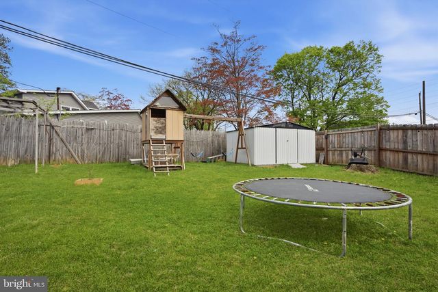 1 LARKSPUR RD, Levittown, PA 19056