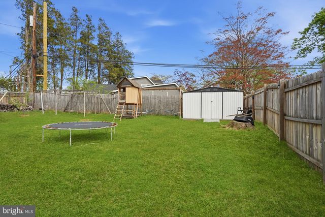 1 LARKSPUR RD, Levittown, PA 19056