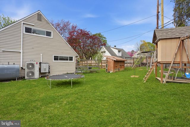 1 LARKSPUR RD, Levittown, PA 19056