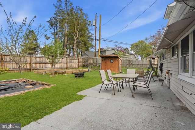 1 LARKSPUR RD, Levittown, PA 19056