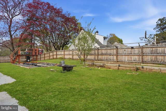 1 LARKSPUR RD, Levittown, PA 19056