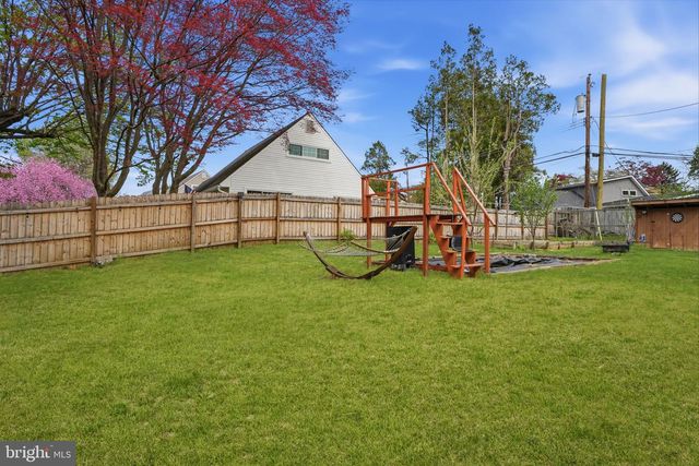 1 LARKSPUR RD, Levittown, PA 19056