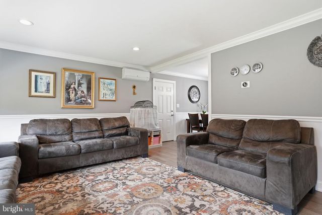 1 LARKSPUR RD, Levittown, PA 19056