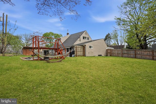 1 LARKSPUR RD, Levittown, PA 19056