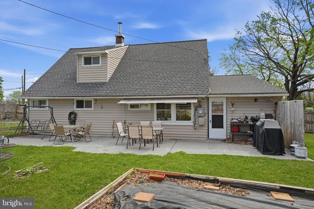 1 LARKSPUR RD, Levittown, PA 19056