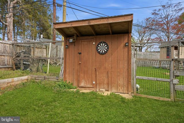 1 LARKSPUR RD, Levittown, PA 19056