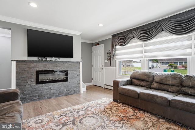 1 LARKSPUR RD, Levittown, PA 19056