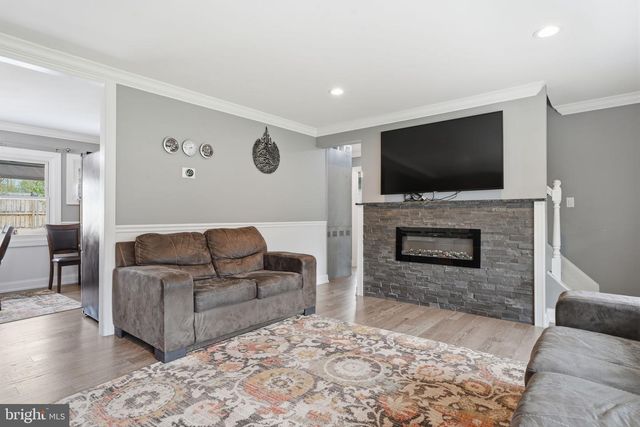 1 LARKSPUR RD, Levittown, PA 19056