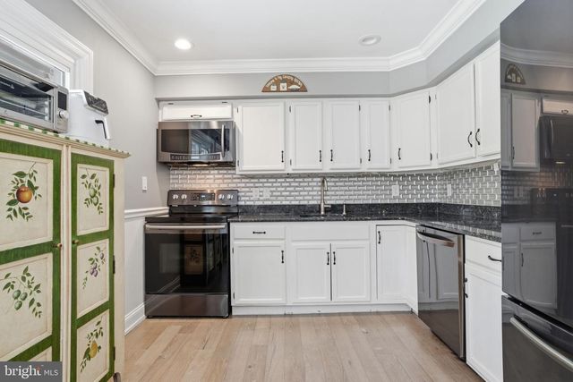 1 LARKSPUR RD, Levittown, PA 19056