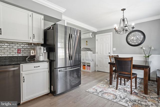 1 LARKSPUR RD, Levittown, PA 19056