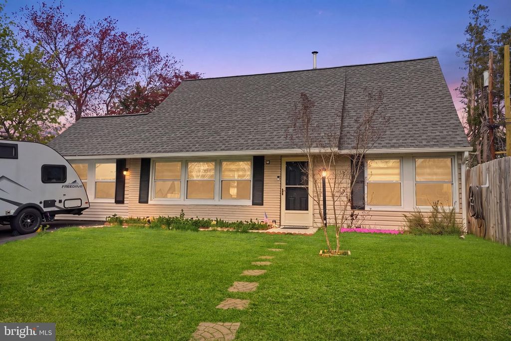 1 LARKSPUR RD, Levittown, PA 19056