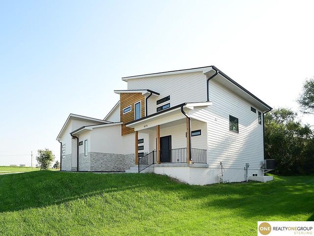 8215 N 166th Street, Bennington, NE 68007
