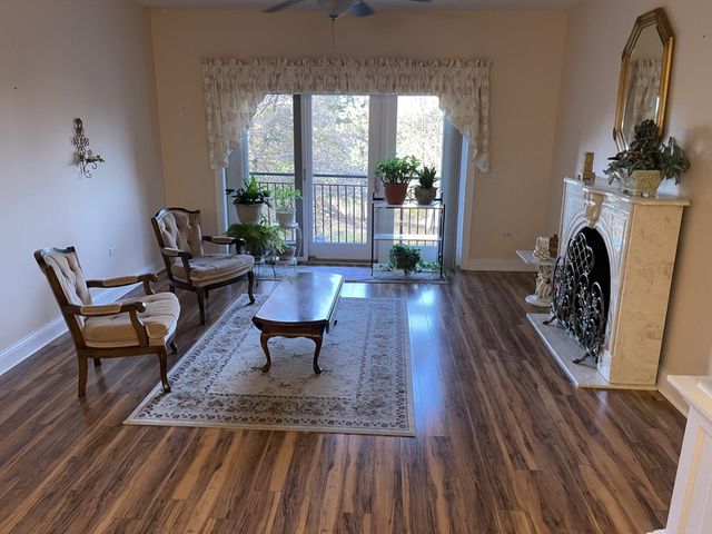 1210 N Foxdale Drive 109, Addison, IL 60101