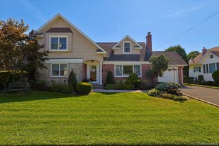 122 Pine Street, Rockville Centre, NY 11570