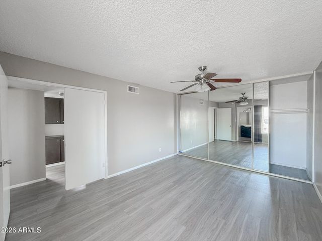 5172 W OLIVE Avenue, Glendale, AZ 85302