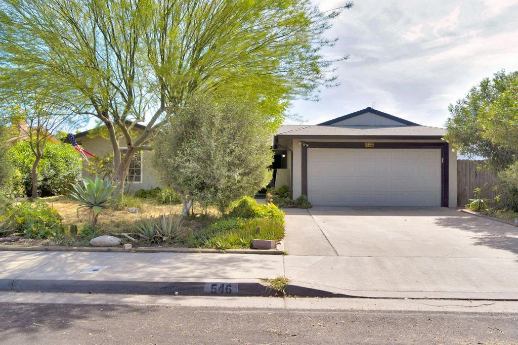 546 W Swift Avenue, Clovis, CA 93612