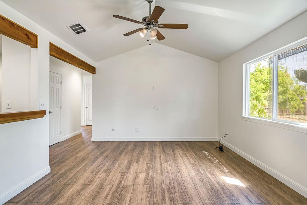 Image 10 of property listing at 546 W Swift Avenue, Clovis, CA 93612