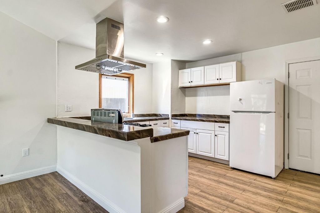 Image 11 of property listing at 546 W Swift Avenue, Clovis, CA 93612