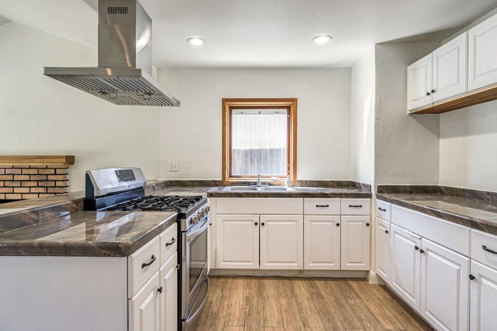 Image 13 of property listing at 546 W Swift Avenue, Clovis, CA 93612