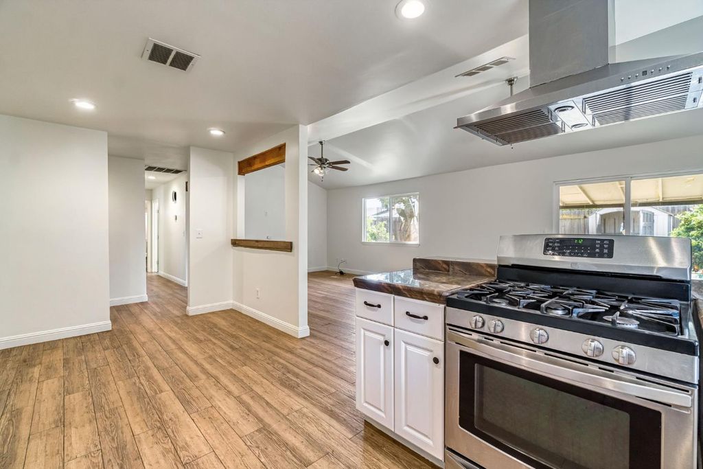 Image 14 of property listing at 546 W Swift Avenue, Clovis, CA 93612