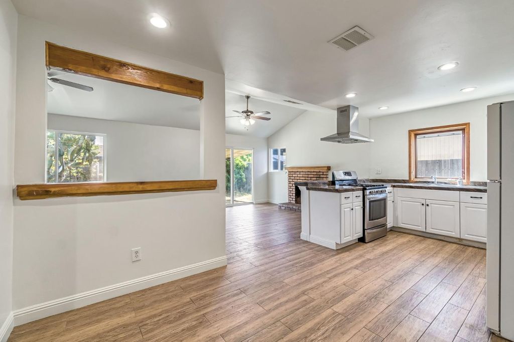 Image 17 of property listing at 546 W Swift Avenue, Clovis, CA 93612