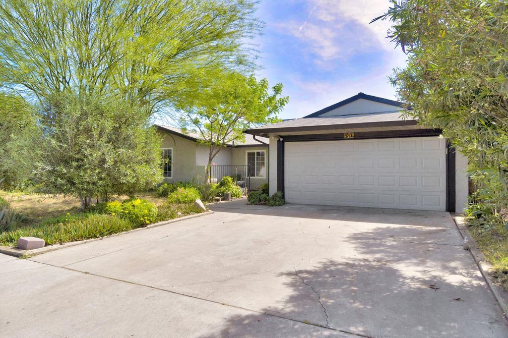 Image 2 of property listing at 546 W Swift Avenue, Clovis, CA 93612