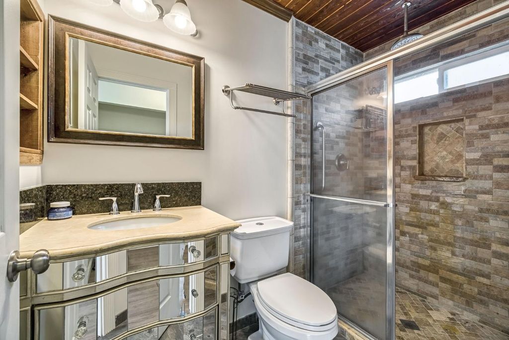 Image 21 of property listing at 546 W Swift Avenue, Clovis, CA 93612