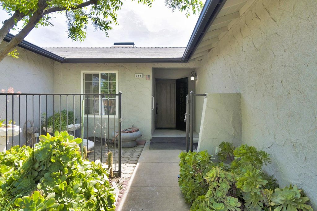 Image 3 of property listing at 546 W Swift Avenue, Clovis, CA 93612