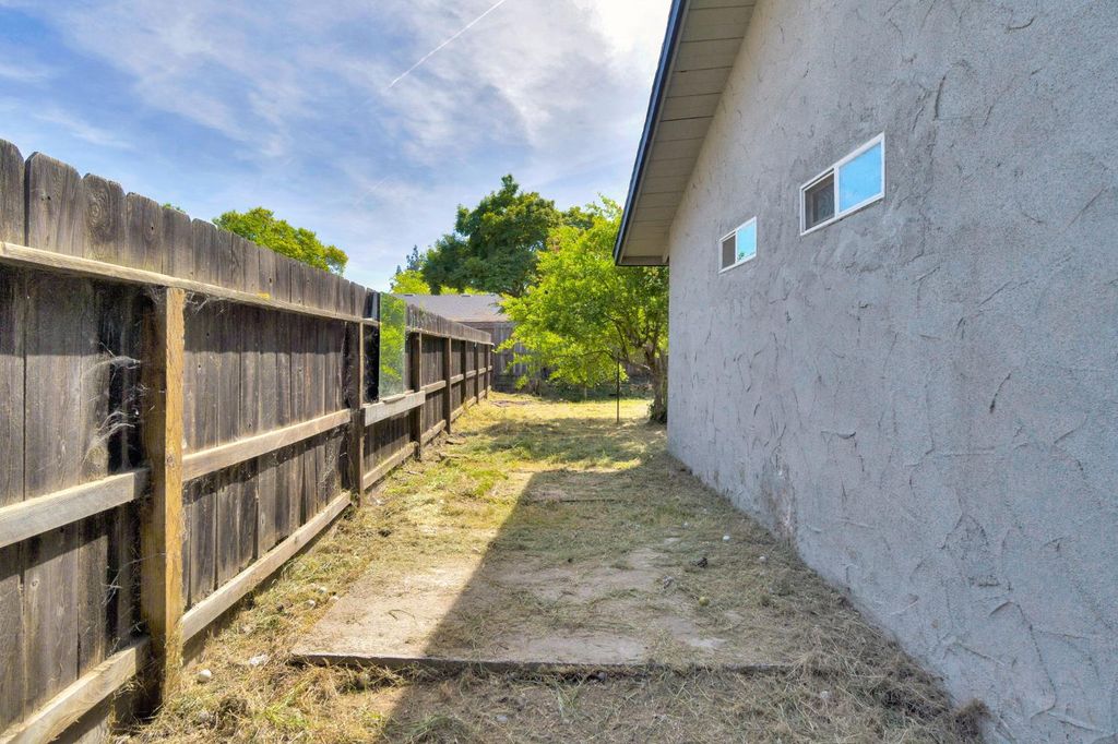 Image 32 of property listing at 546 W Swift Avenue, Clovis, CA 93612