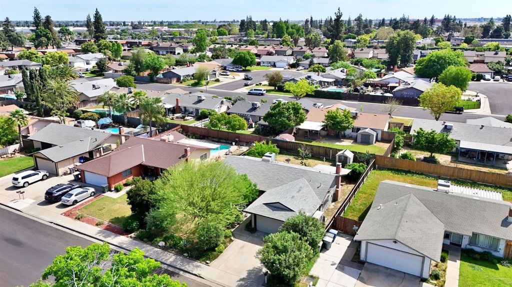 Image 33 of property listing at 546 W Swift Avenue, Clovis, CA 93612