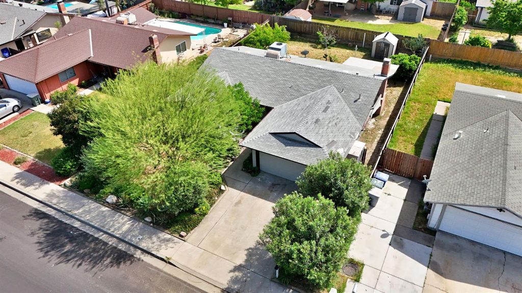 Image 36 of property listing at 546 W Swift Avenue, Clovis, CA 93612